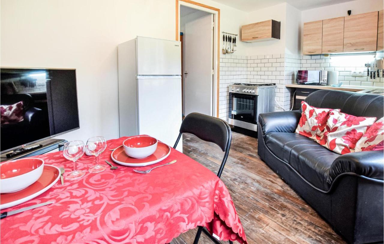 Awesome Home In Saint-Sever-Calvados With Kitchen Extérieur photo